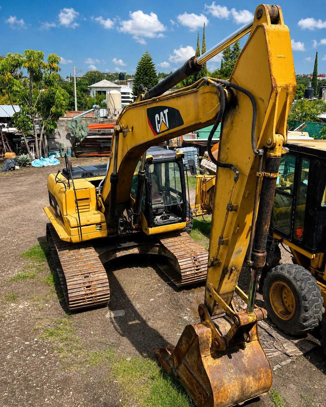 Octavio Marcial Facebook ad: Renta de excavadora CAT 320DL en Puebla