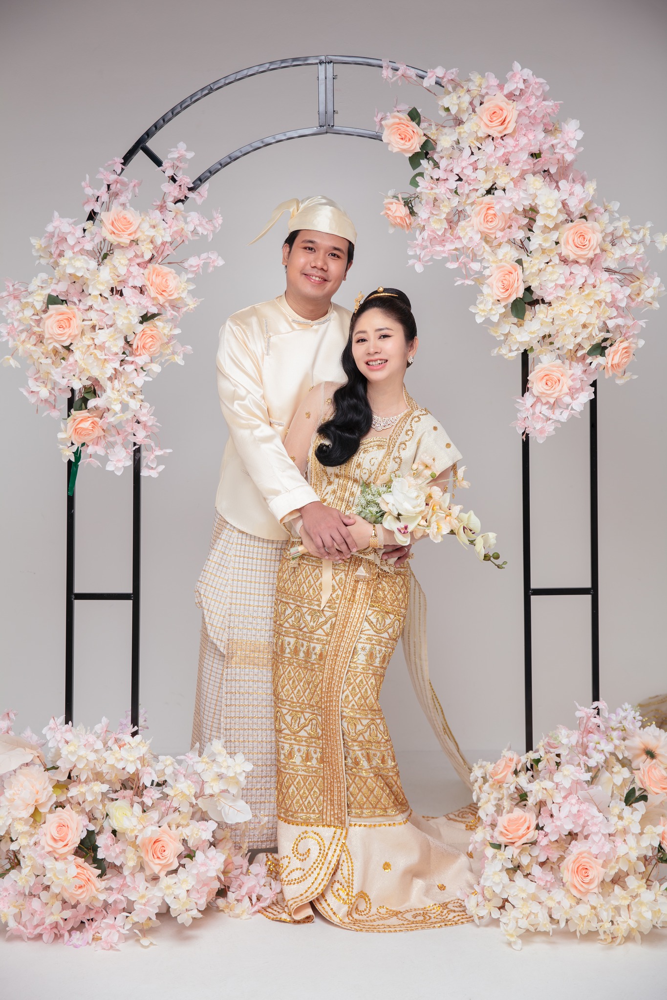 You&Me Wedding Dress Singapore Facebook ad: စင်ကာပူနိုင်ငံမှာ နန်းဆန်ပြီး ကျက်သရေမင်္ဂလာနဲ့ပြည့်စုံတဲ့…