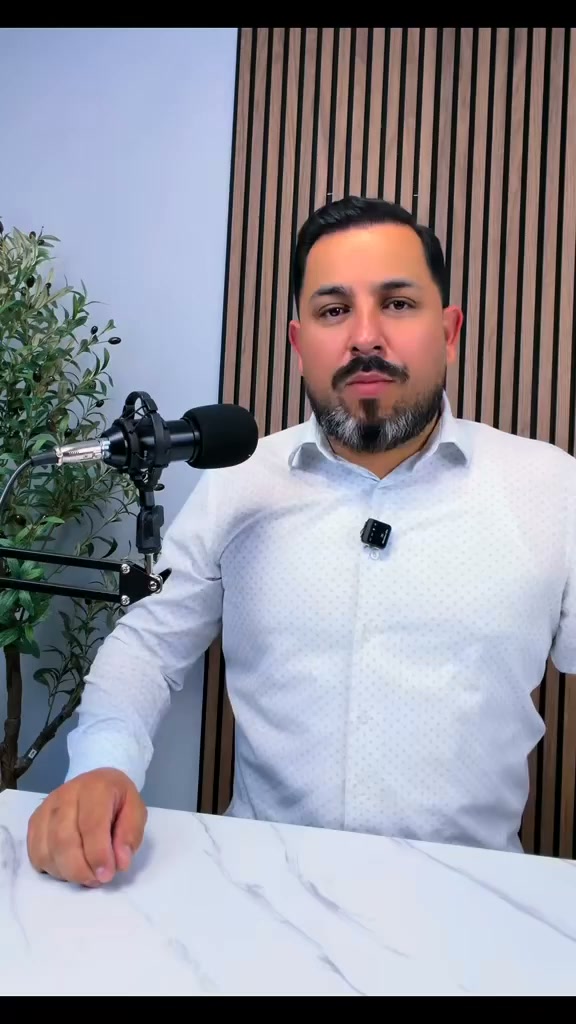 Farmers Insurance: Luis Ramos Facebook ad: Local. Con licencia. Listo para ayudarle.
