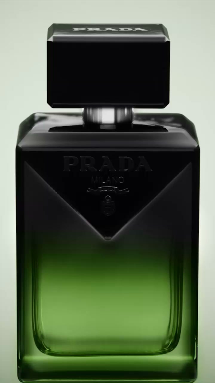Prada Beauty Facebook ad: Descubra el nuevo Paradigme Le Parfum de Prada.