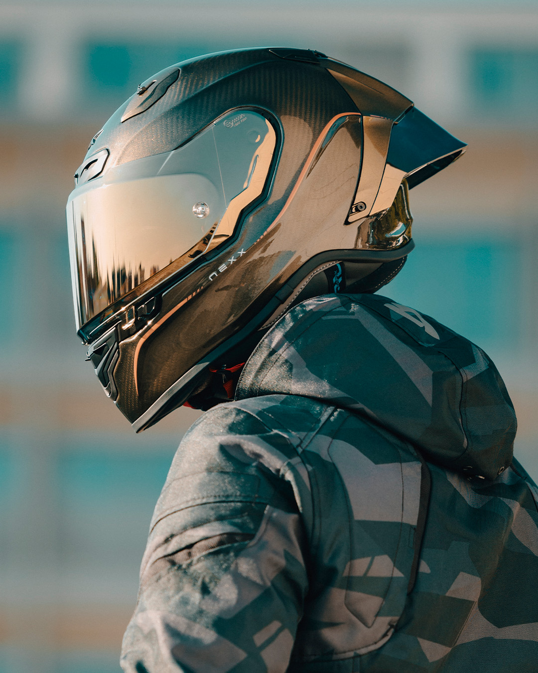 NEXX Helmets Facebook ad: Un casco dorado no sirve para destacar, sino…