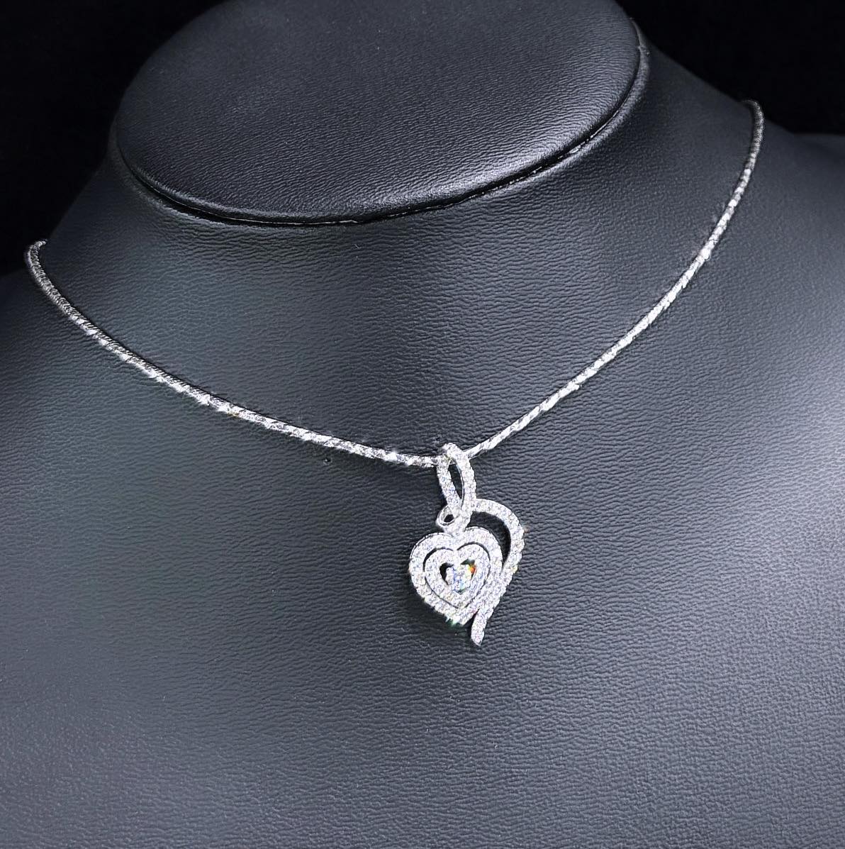 ហាងពេជ្រ យូនិក Unique Jewelry Facebook ad: Chat with us