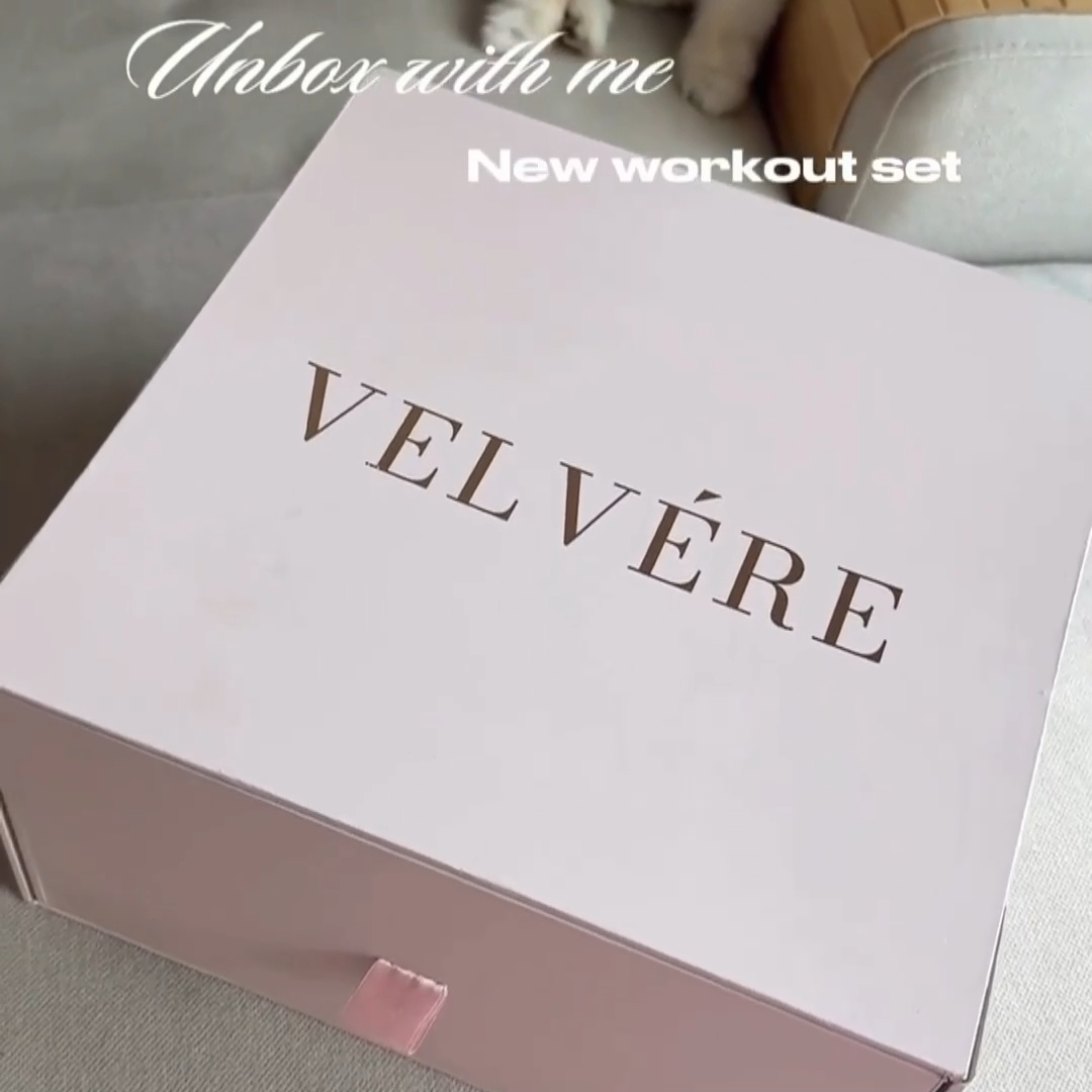 Velvereofficial Facebook ad: Express GCC Delivery