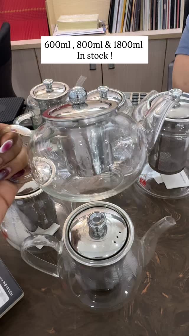 Upscale kitchenware Facebook ad: Fast shipping right to your door.