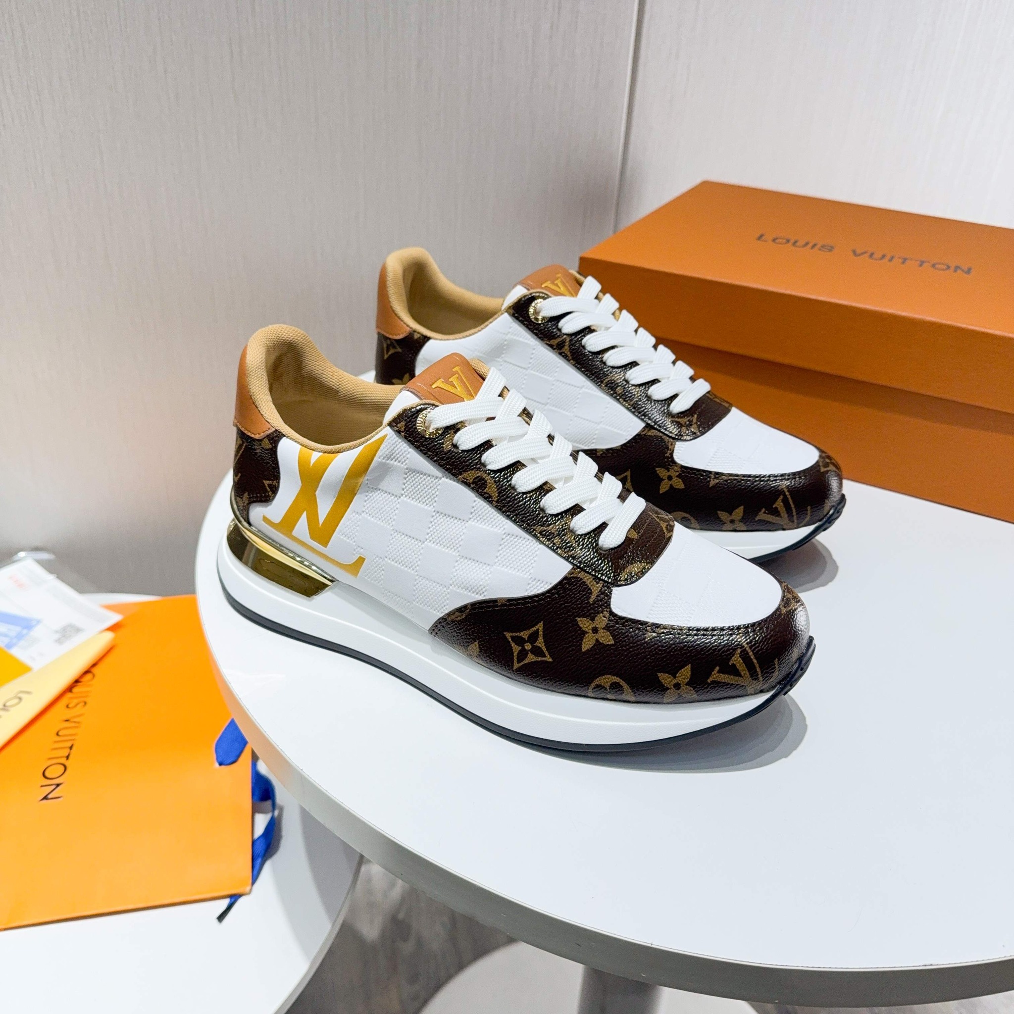 Luo Ling Store Facebook ad: Casual shoes, athletic shoes, running shoes, and skate…