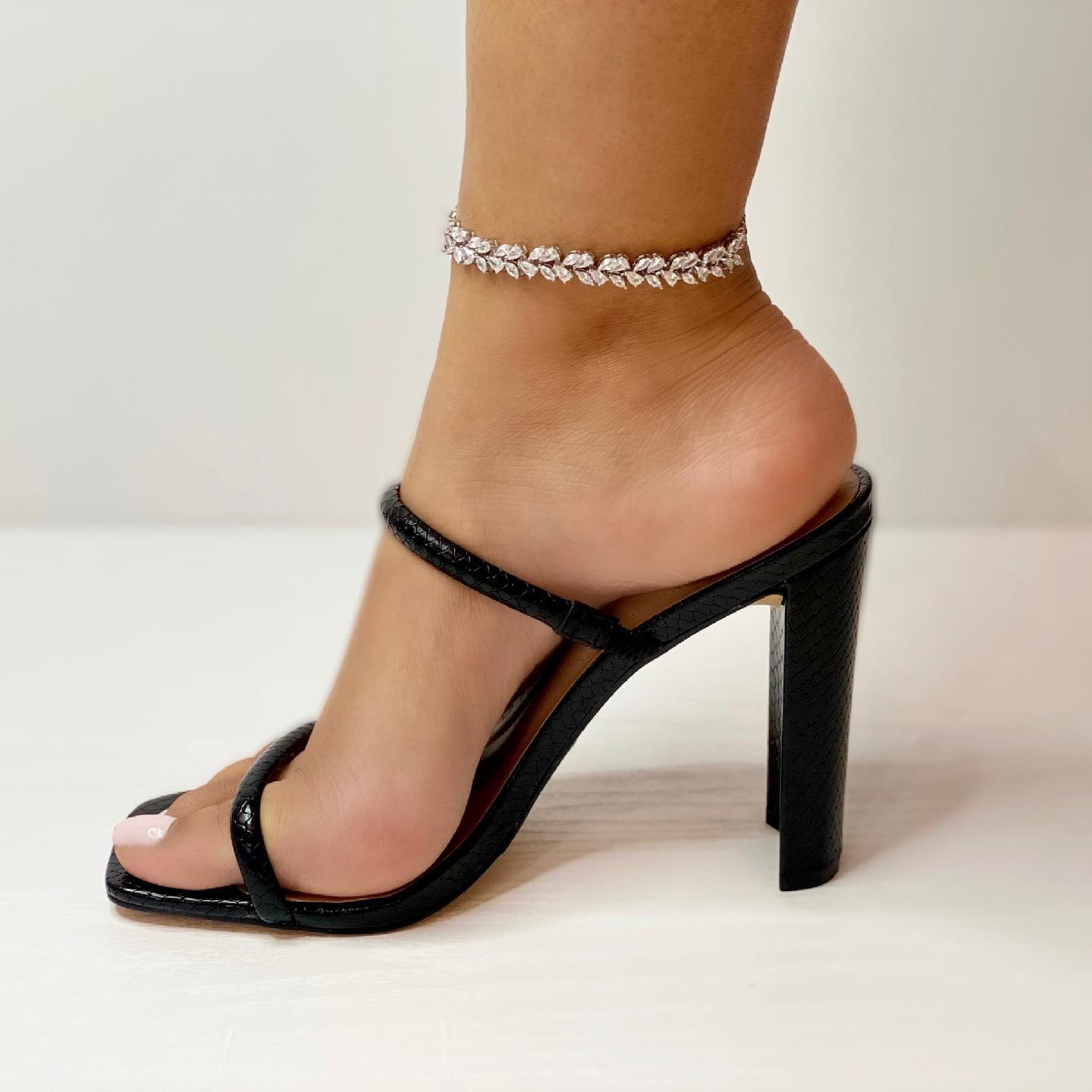 The Golden Ankle Facebook ad: Shop our stunning 18k Gold plated anklets now!