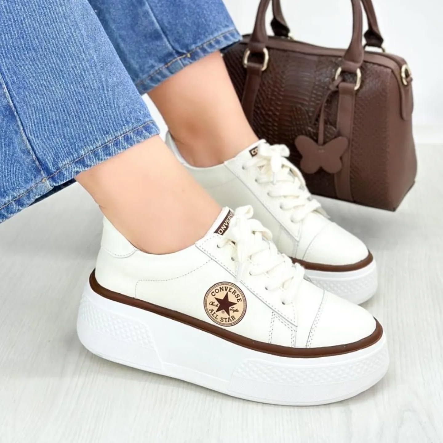 Empoderada Shoes Facebook ad: Modelos en Cuero *