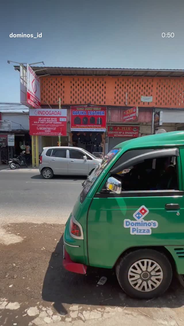 Domino's Pizza Facebook ad: Baru nih, Pie Pizza Cheesy Durian dari Domino's!