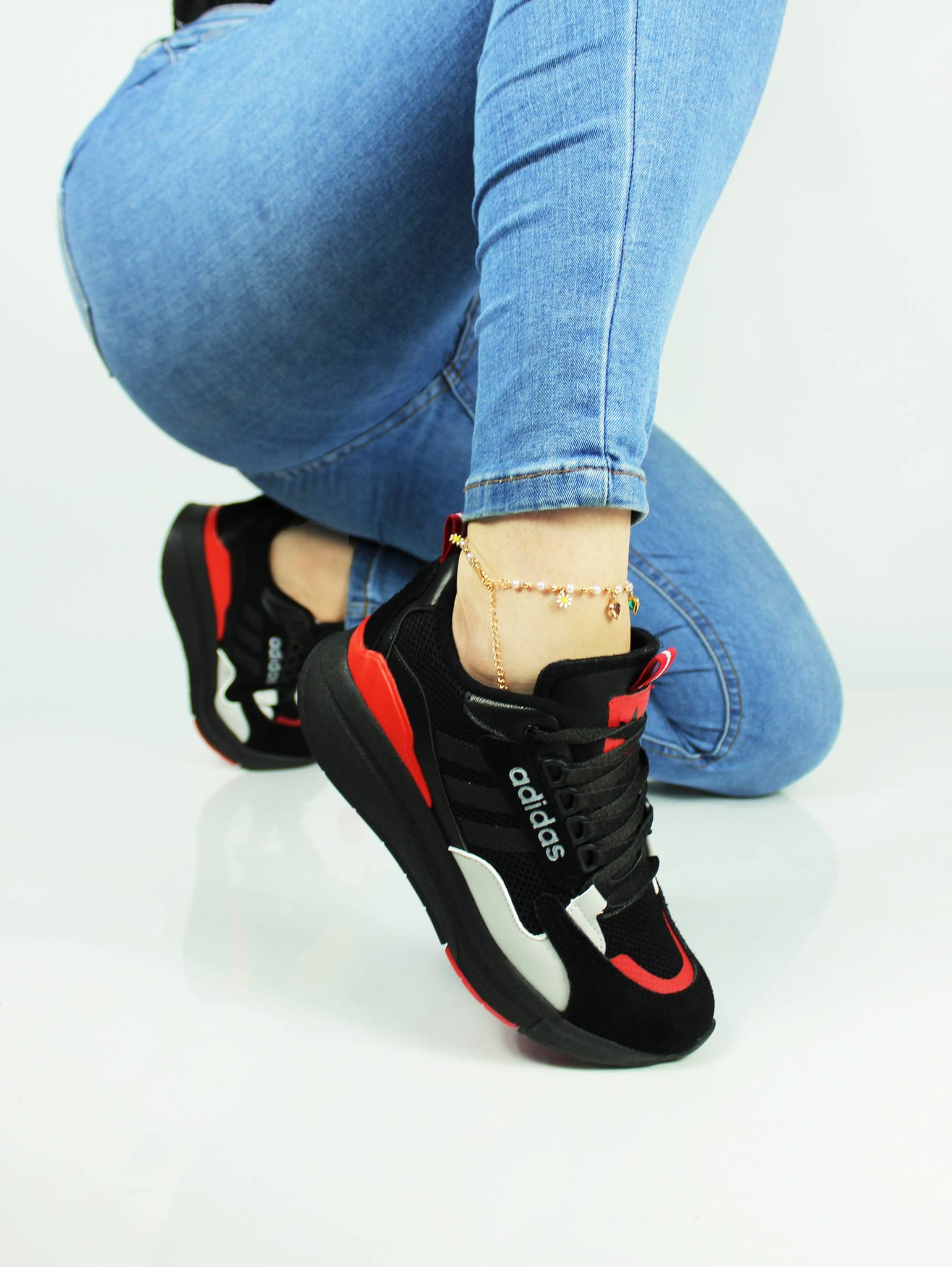 Elegancia en Tus pies Facebook ad: ¡𝐀𝐭𝐞𝐧𝐜𝐢𝐨́𝐧 𝐜𝐡𝐢𝐜𝐚𝐬 Estas zapatillas de dama…