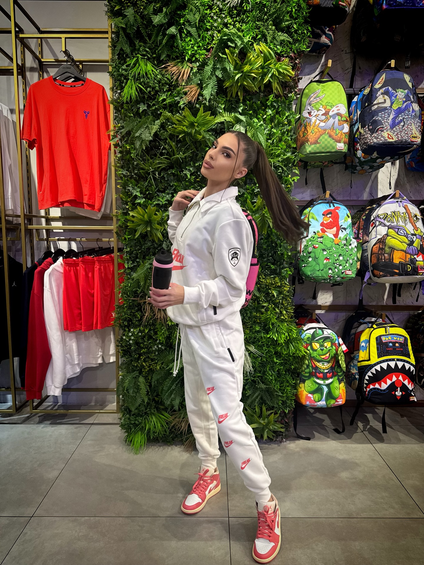 Dunk Shop Bulgaria Facebook ad: Няма по-хубаво от това да видиш доволна клиентка