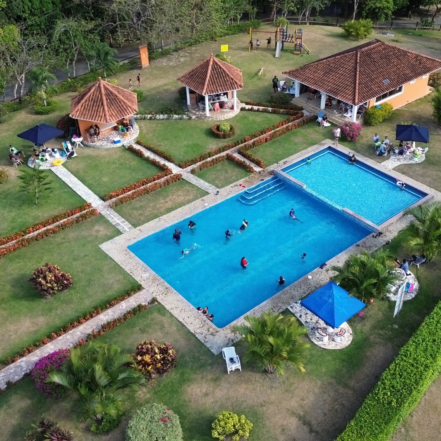 Persalis International, Inc Facebook ad: Hermosa area social lista para disfrutar, proyecto…