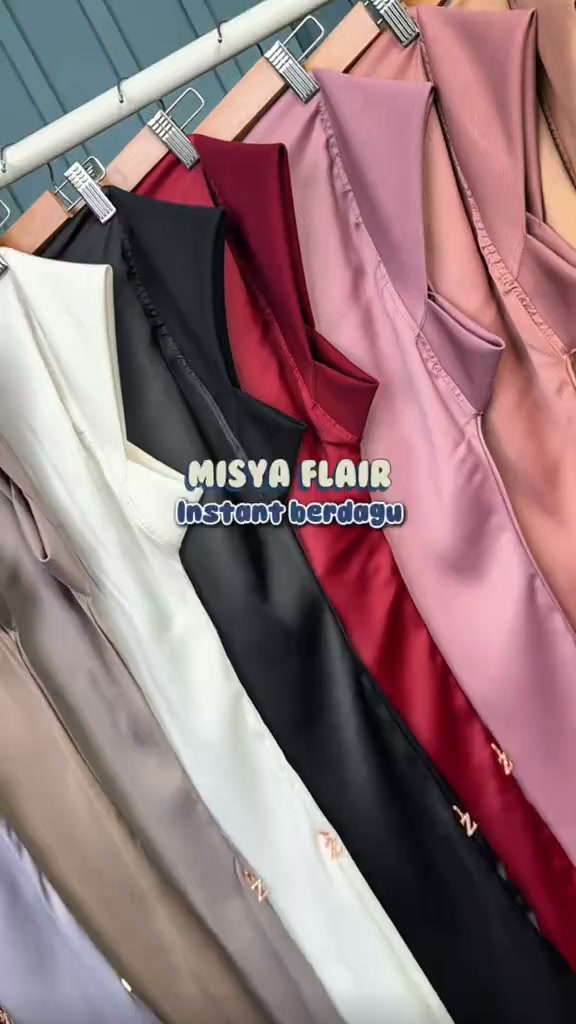 Zihaluv Clothing & Apparel Facebook ad: Sarung Je Dah Kemas… Patutlah Nak Ambil 5 Terus