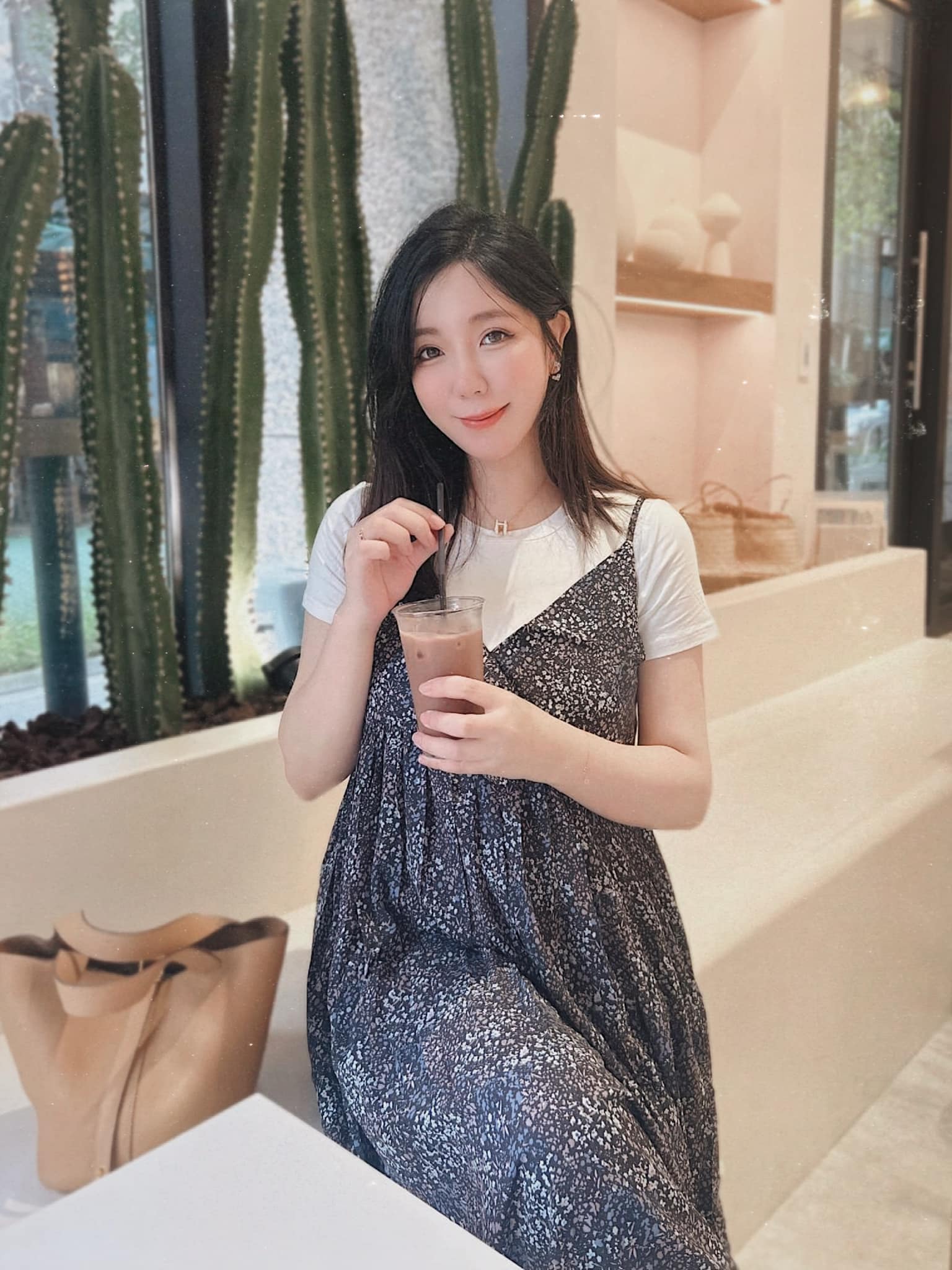 Cherry 寶兒 Facebook ad: 最近的天氣越來越炎熱了,