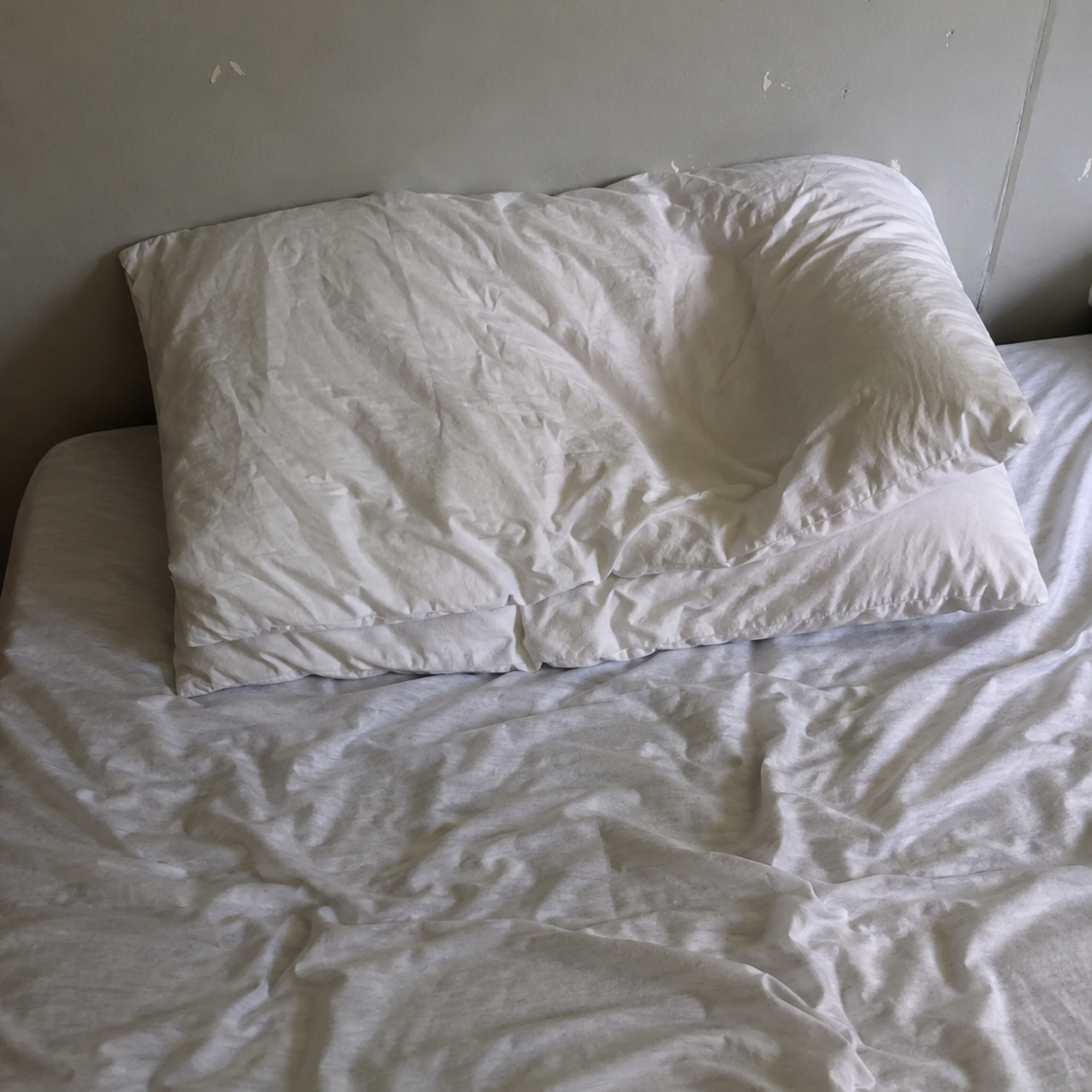 Michelle Harris Facebook ad: The Weird Pillow In Our 5-Star Airbnb