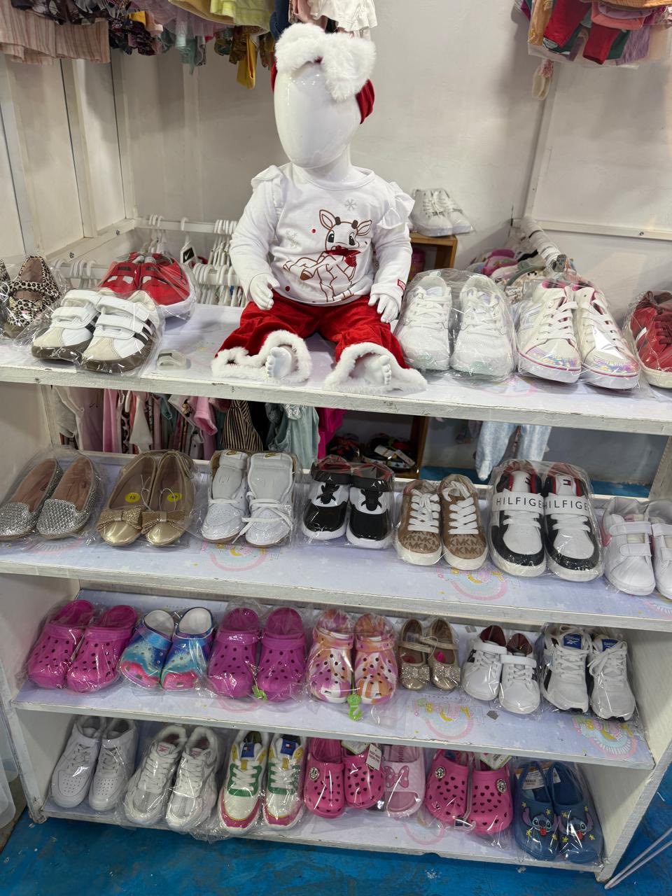 American Clothing Facebook ad: Recuerda que tenemos mercancía de niño nueva por…
