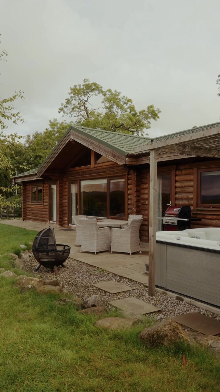 Holiday at Home Facebook ad: Luxury Countryside Retreat Awaits