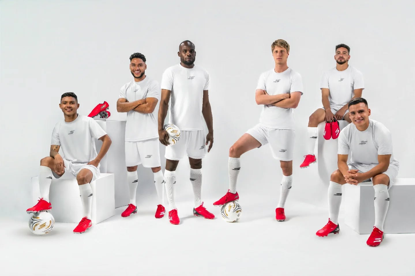 SKECHERS Facebook ad: El fútbol no es para pasar desapercibido.