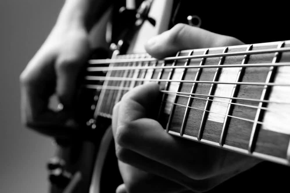 Musik Hug Facebook ad: Musik Hug - Musikinstrumente, Noten und Reparaturservice…