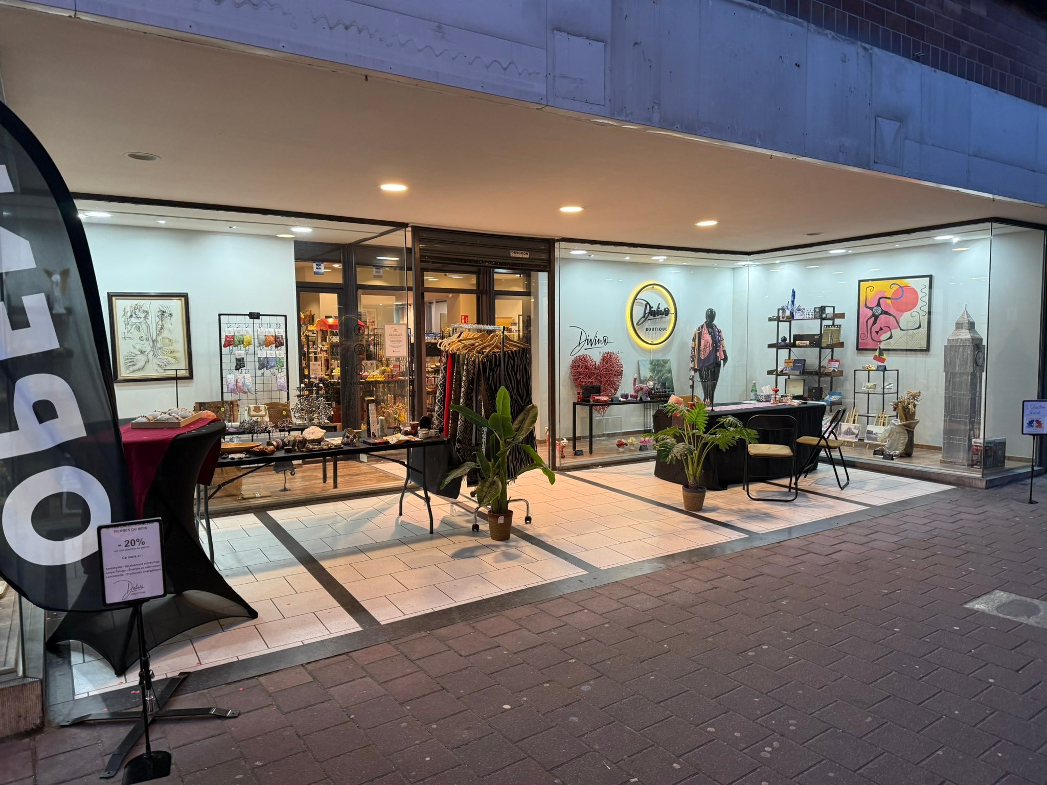 Divino concept store Facebook ad: Nouveautés au rayon ésotérique chez Divino Concept Store