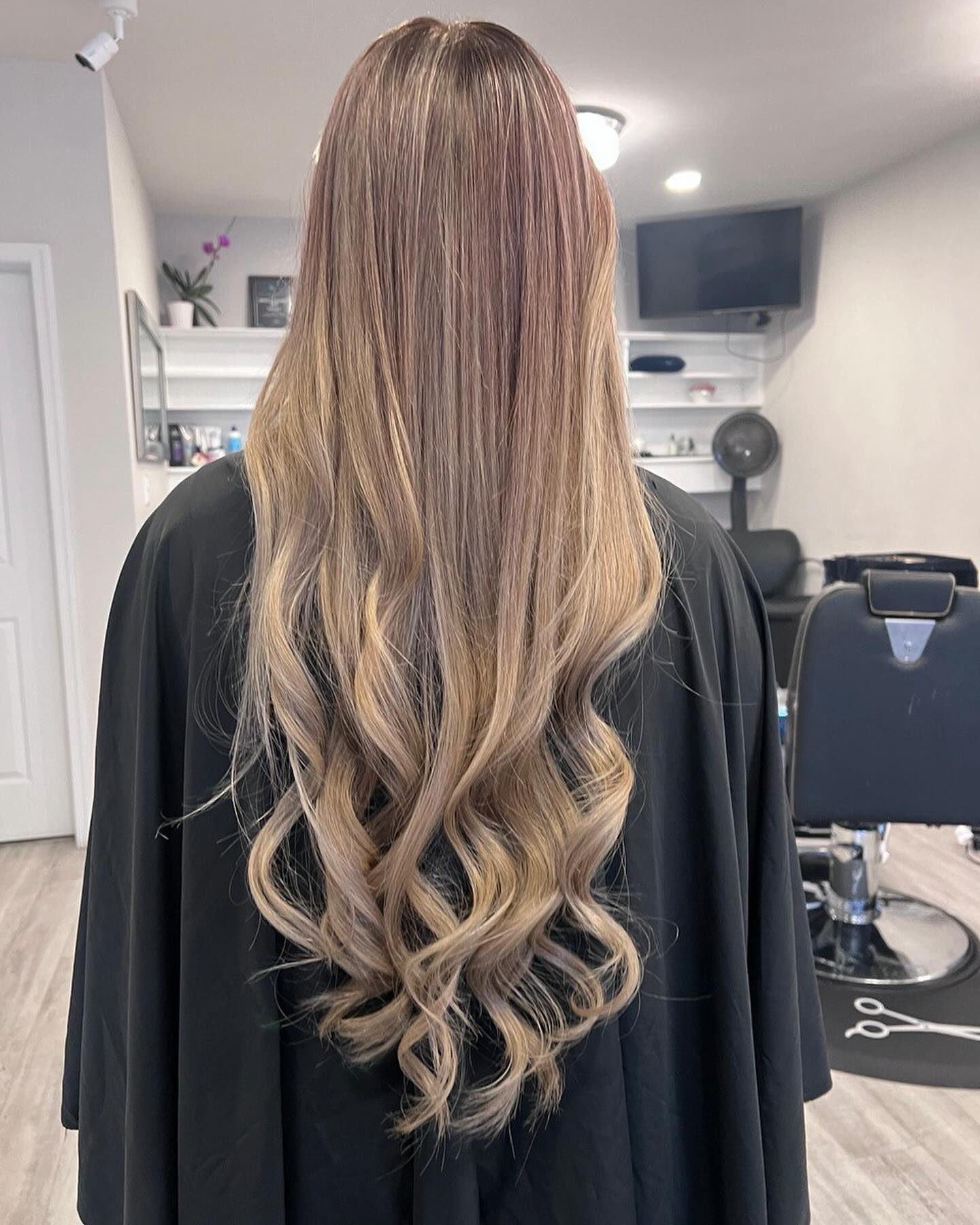 Sindy's Beauty Salon Facebook ad: Melena imponente!