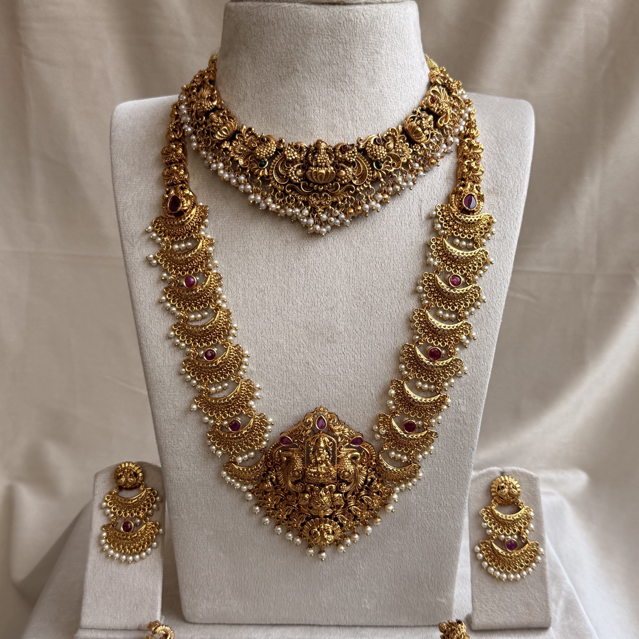 Hamsa Jewellers Facebook ad: Chat on Messenger