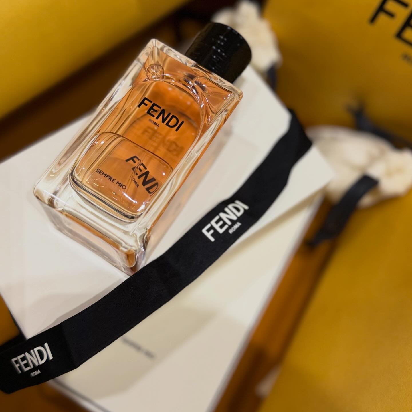 M.S.G Perfume Facebook ad: Sempre Mio Fendi для мужчин и женщин Fendi