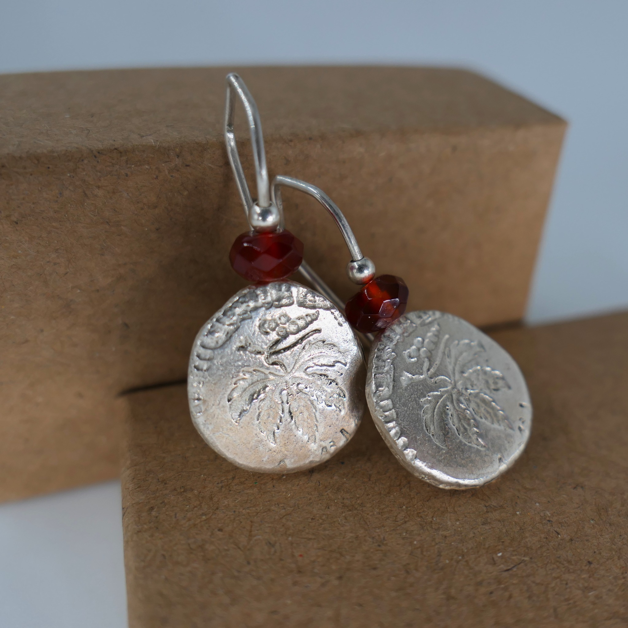 OROCA handmade jewelry Facebook ad: יש תכשיטים יפים.