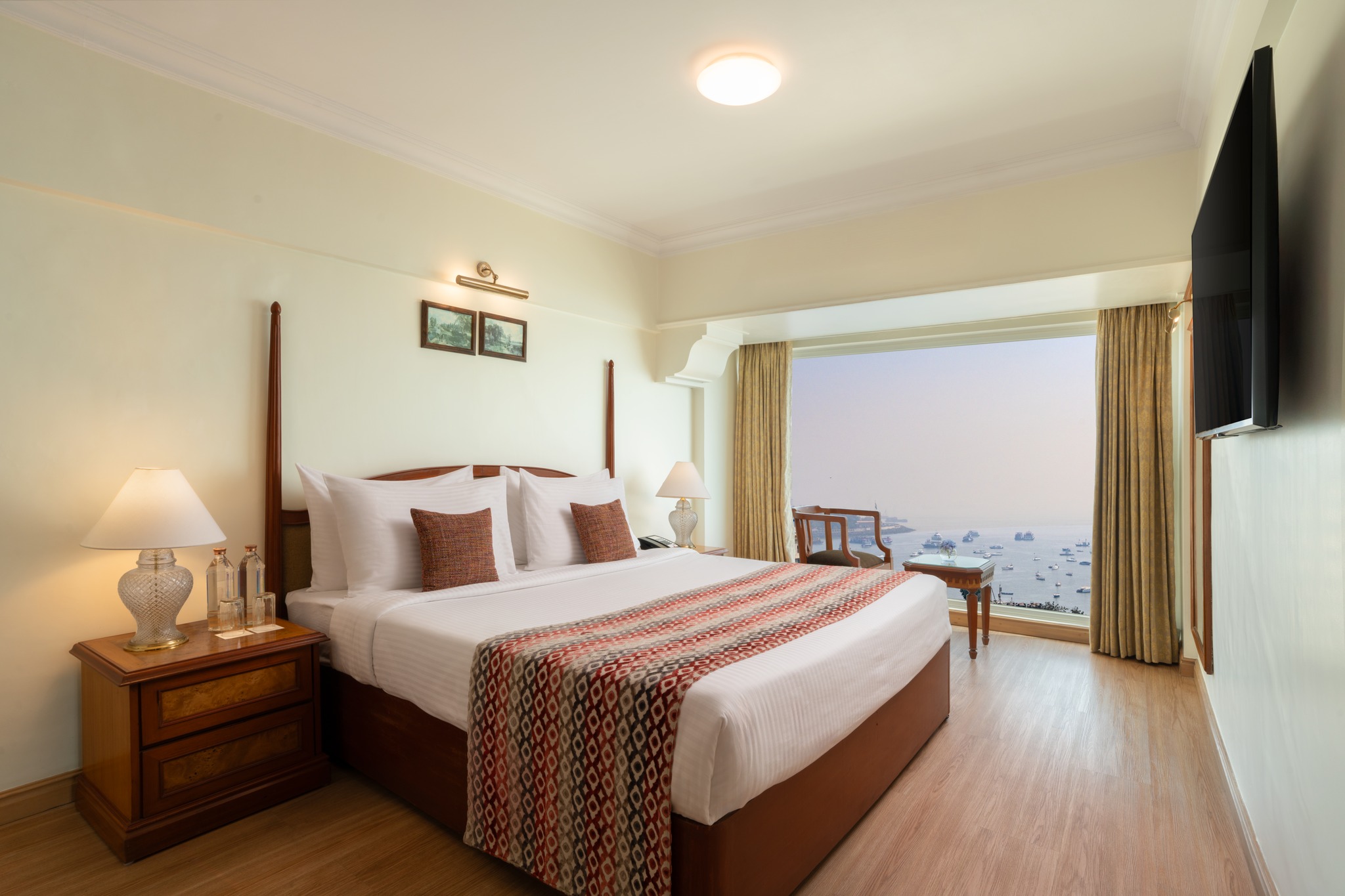 Fariyas Hotel Mumbai Facebook ad: Wake when you want.