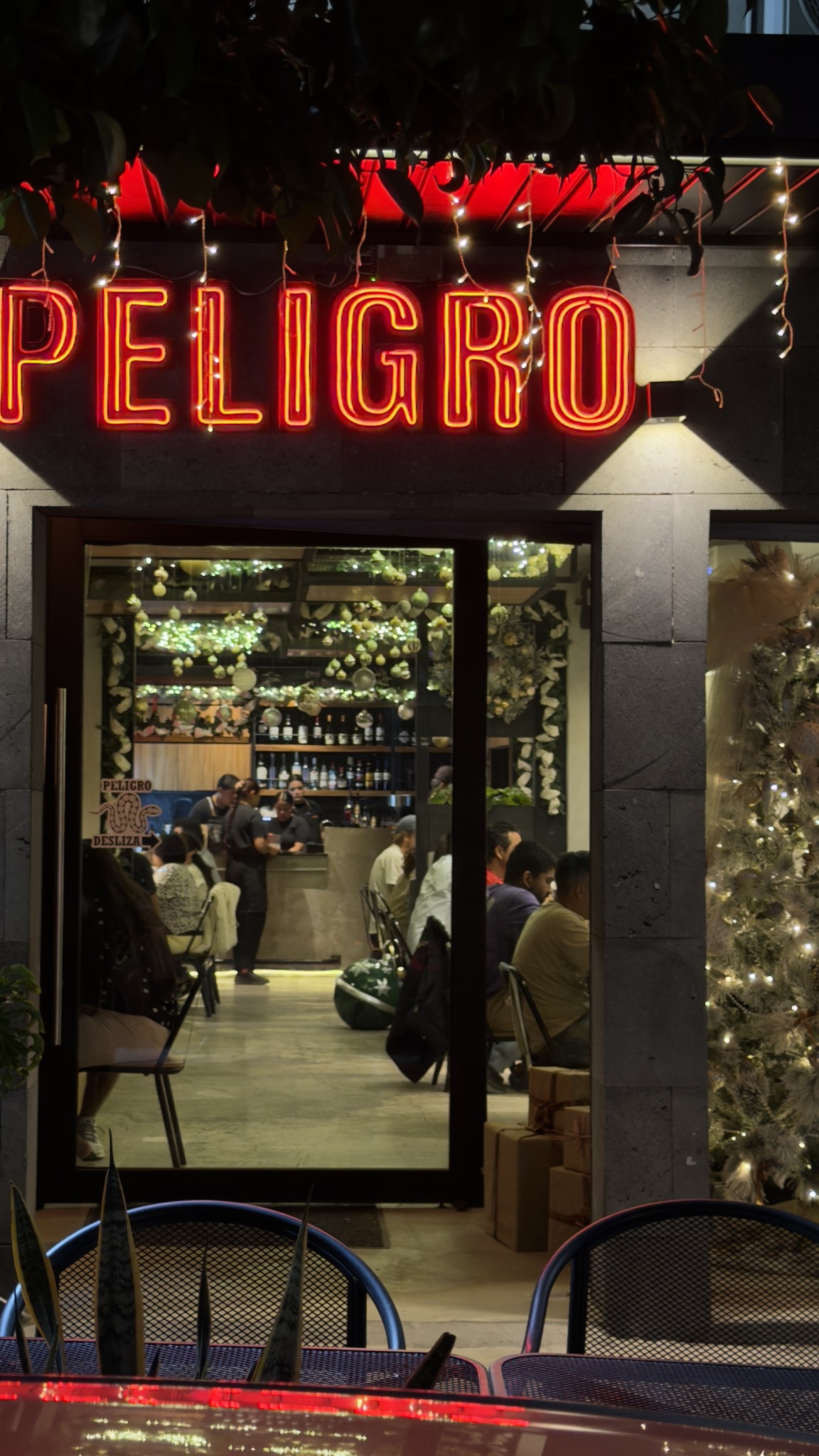 Peligro Pizzeria Facebook ad: Buena comida, buena compañía, buena vibra!