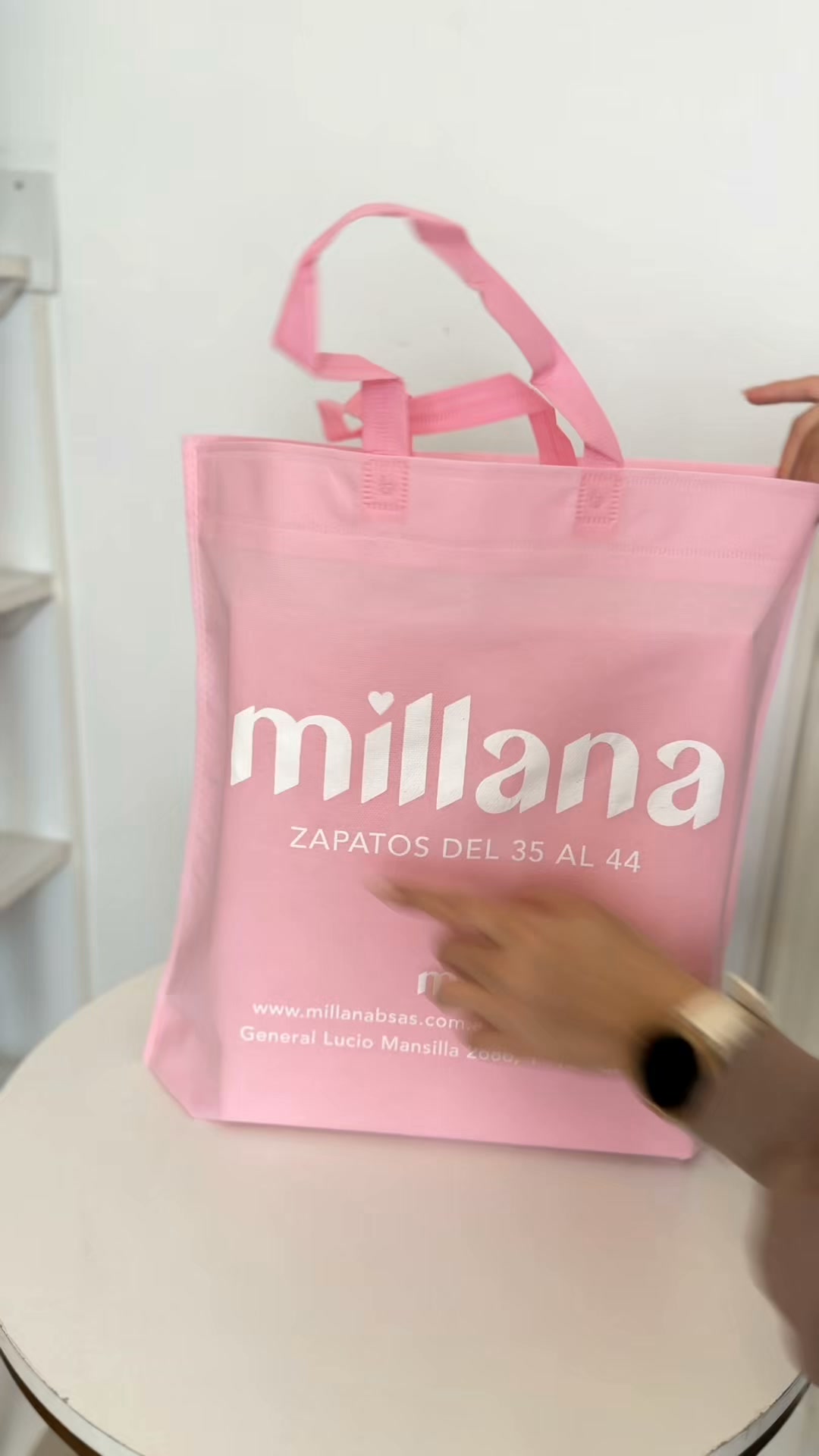 Millana BsAs Facebook ad: Zapatos del 35 al 44