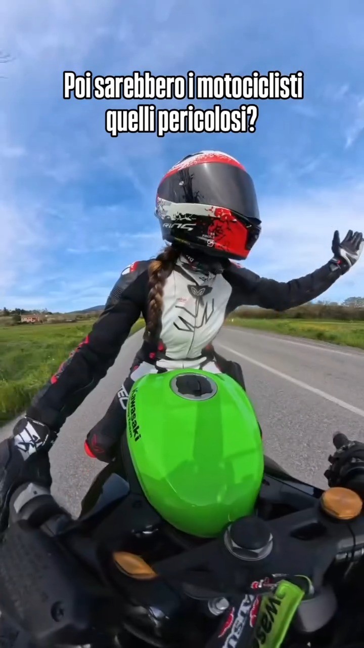 MTech Racing Apparel Facebook ad: Manovre pericolose, zero attenzione…