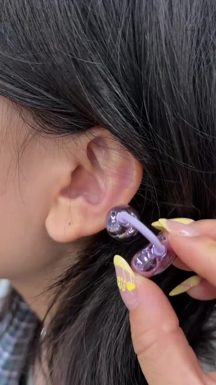 Spectacularing.A Facebook ad: Clip-on Bluetooth earbuds