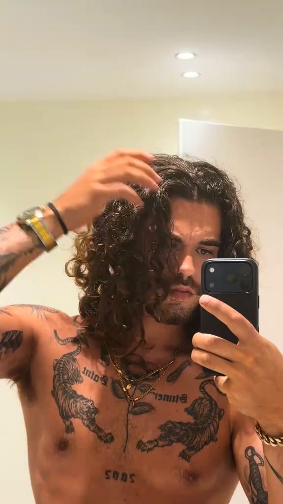 Slick Gorilla Facebook ad: Natural Style. Easy Control.