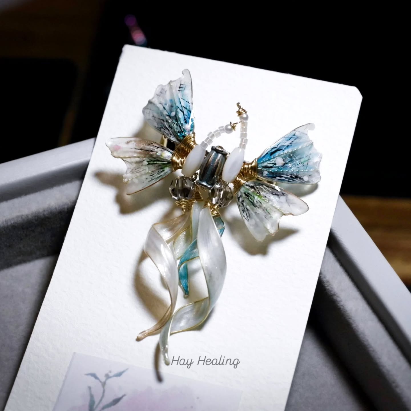 hay_healing_art_jewelry Facebook ad: 草療手作這款 Muse Collection 髮髻，是顧客訂製新品，宛如夢境中的精靈蝴蝶，輕盈停駐在髮間。