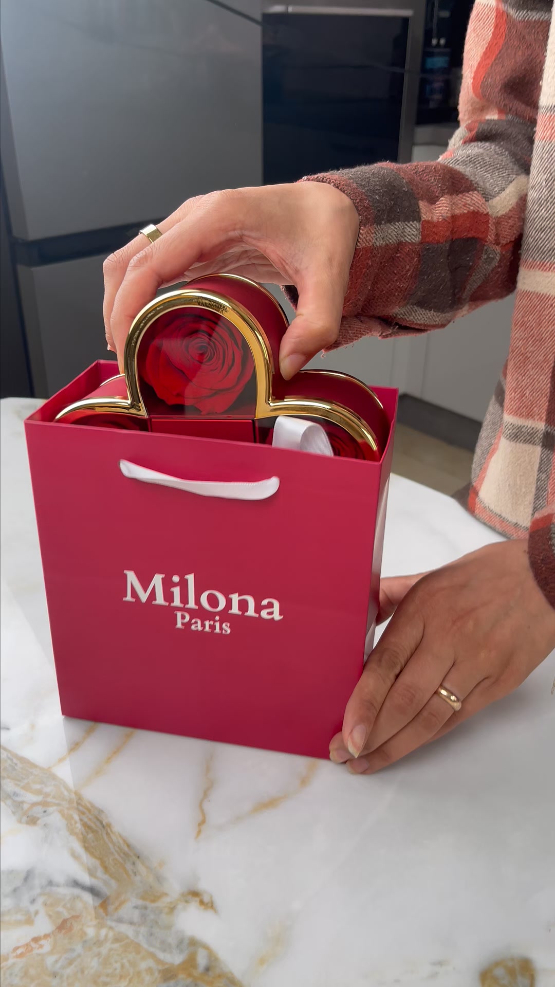 Milona Paris Facebook ad: Livraison et gravure offertes!
