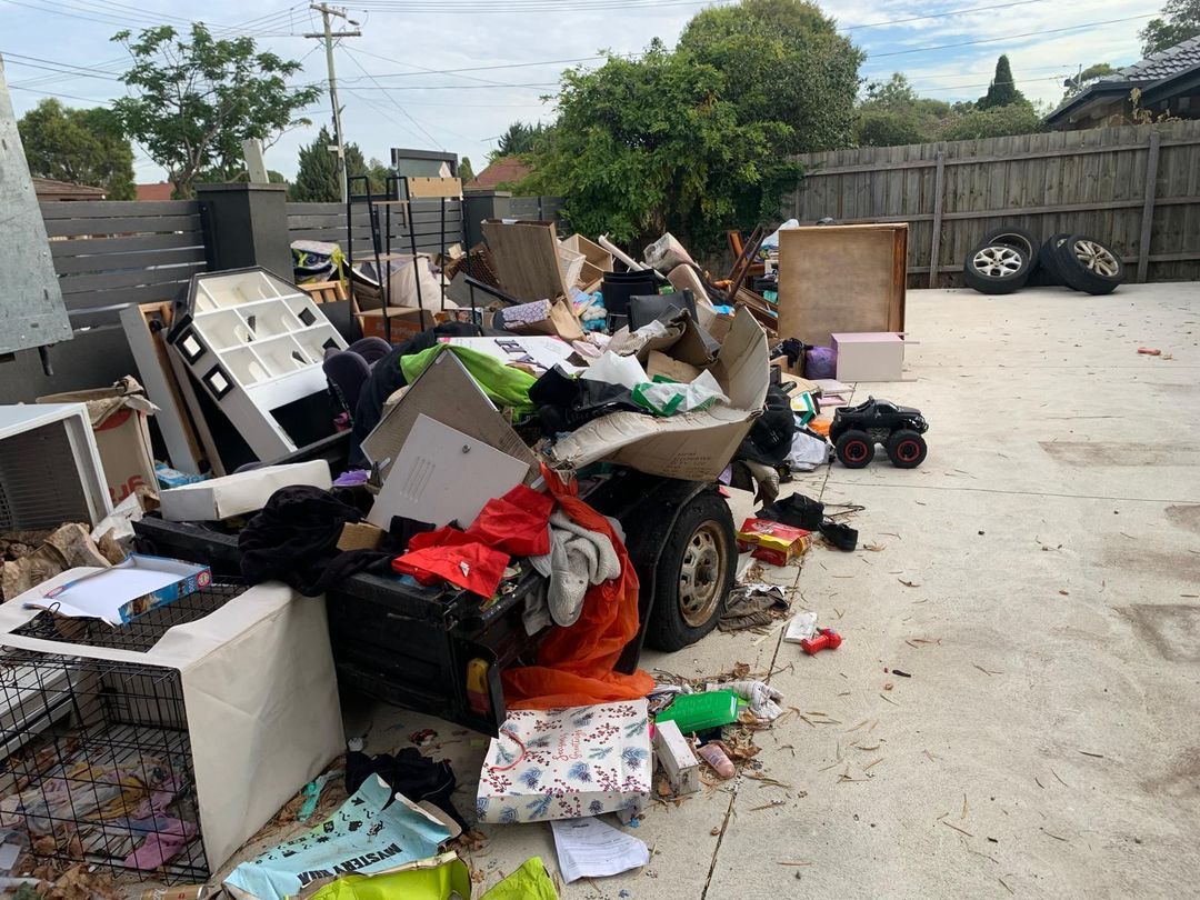 Easy Junk Removalist Facebook ad from May 8, 2026