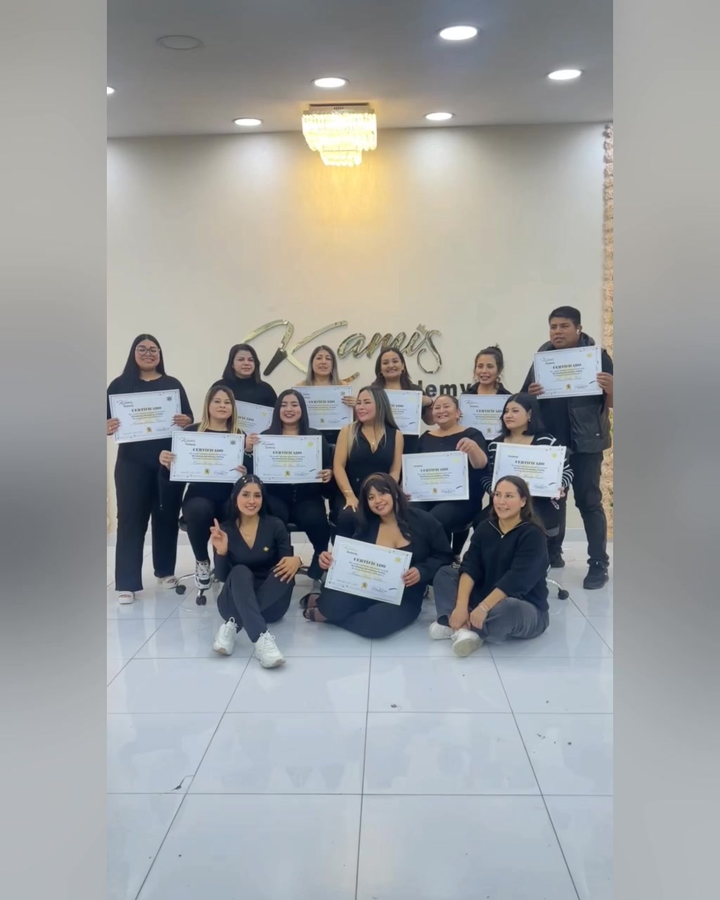 Kamis Beauty Studio Facebook ad: Chatea con nosotros