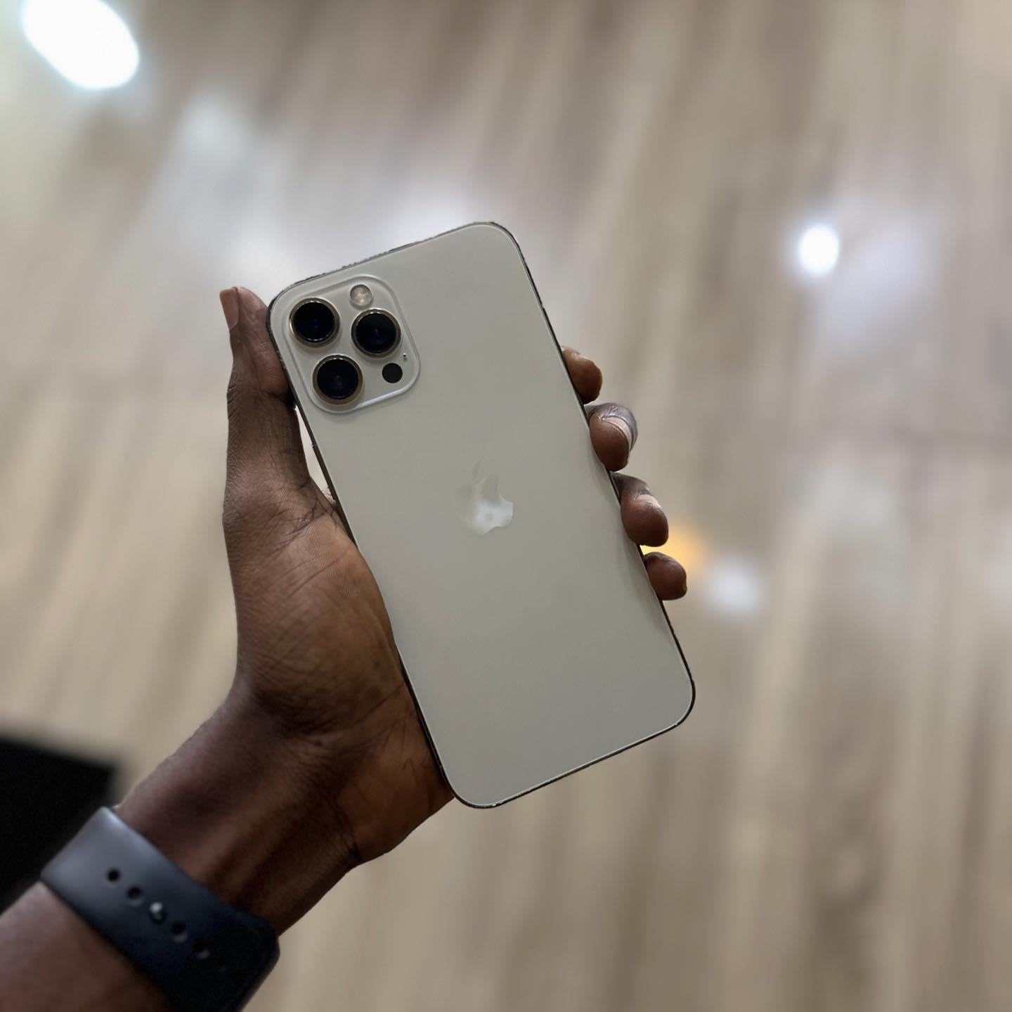 phoneworldnigeria_backuppage Facebook ad: Deal or no deal