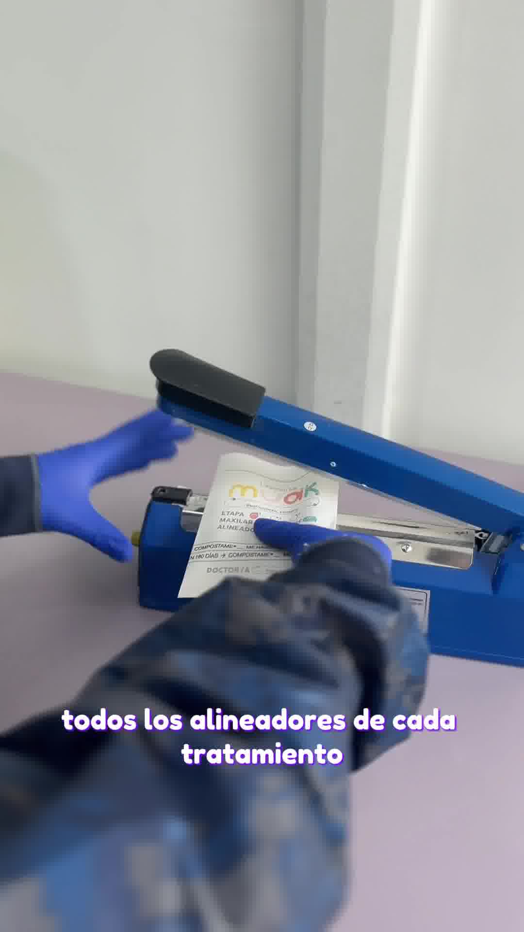 Muak Facebook ad: Alinea tus dientes con nuestros Alineadores Invisibles