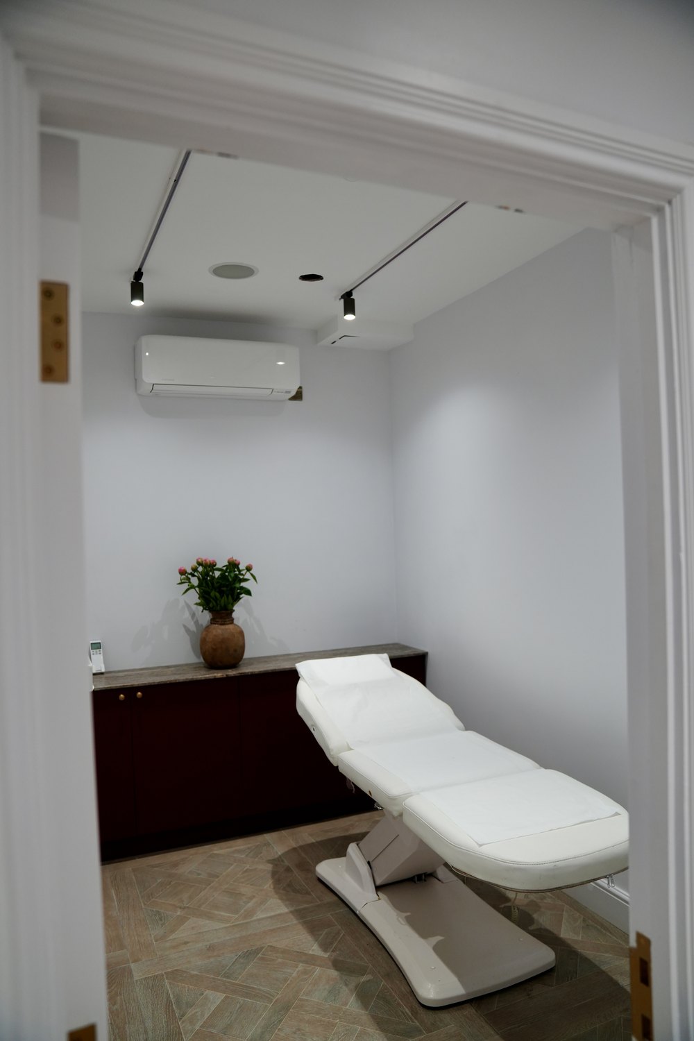 Hakim Elhocine Mayfair Facebook ad: Available to Rent, Hakim Elhocine, Mayfair