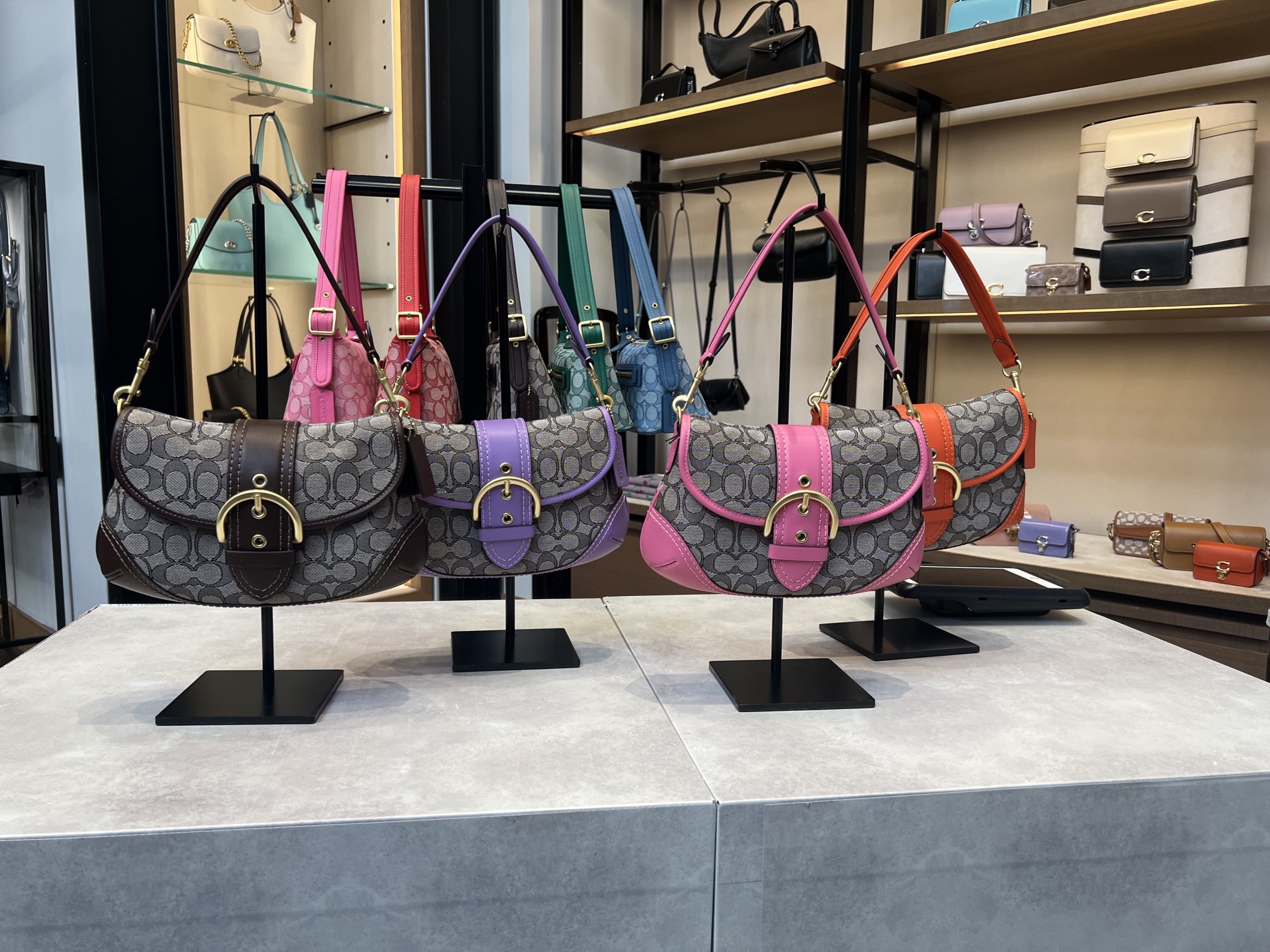 MiKi US shopping agent Facebook ad: COACH Spring Discount