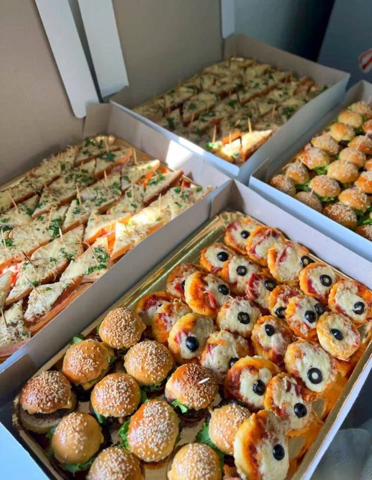 Plaisir savoureux Facebook ad: Parce qu’un bon moment commence toujours par de…