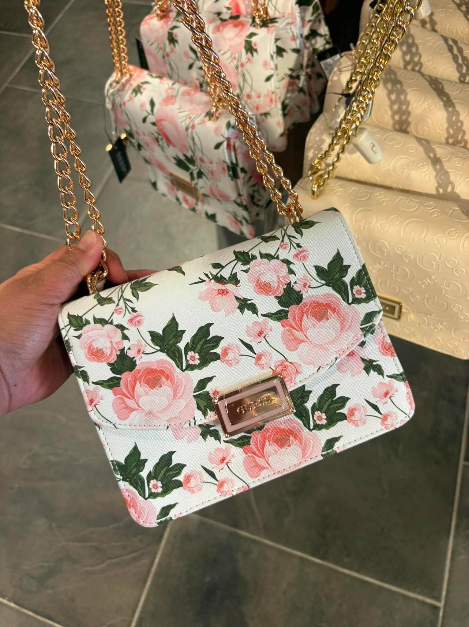 Trendist Online Shop Facebook ad: Guess crossbody bags