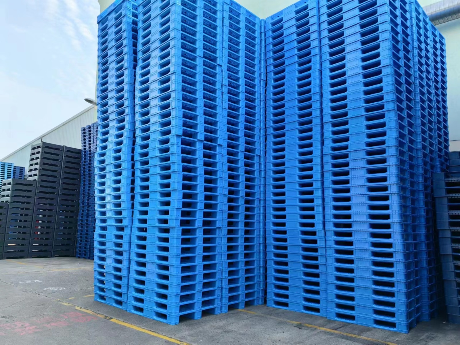 Sino Plast co.,limited Facebook ad: Heavy-Duty Plastic Pallets for Flour, Rice, Sugar, Feed…