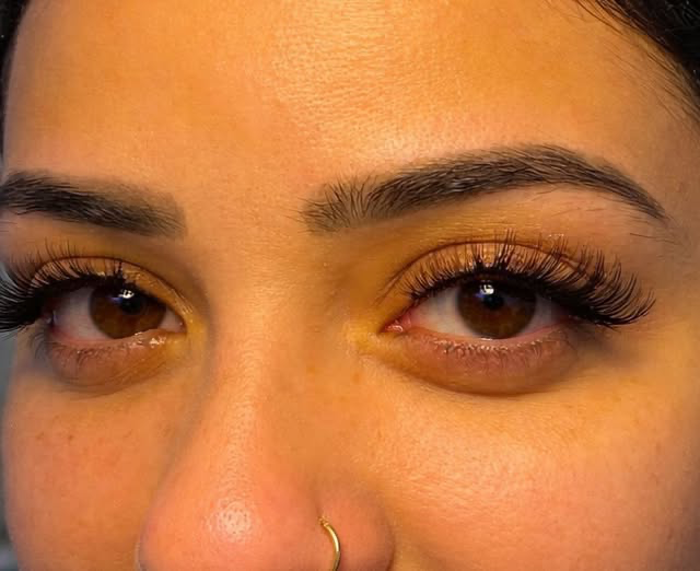 Mora lash artist Facebook ad: خصم على الرموش الشهريه