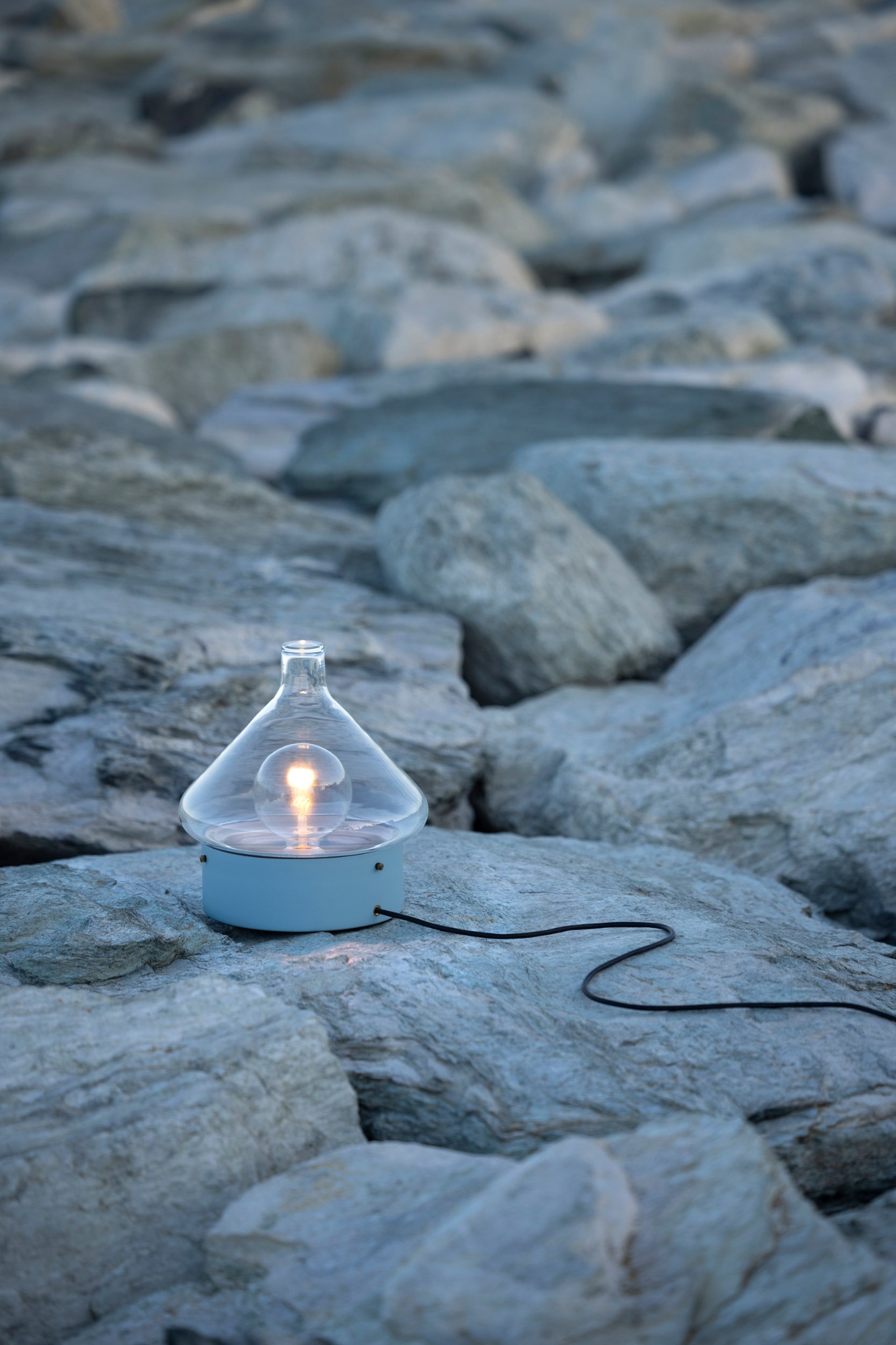 Roger Pradier - Outdoor Lighting Facebook ad: Le bleu s'invite dehors.