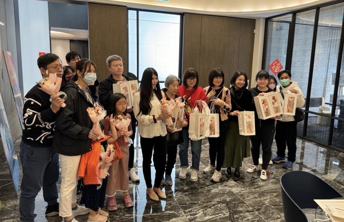 Blumenladen 花寓 Facebook ad: 我們是來自台北民生社區的花藝教室《花寓Blumenladen》,擁有多年豐富的花藝手作教學經驗,