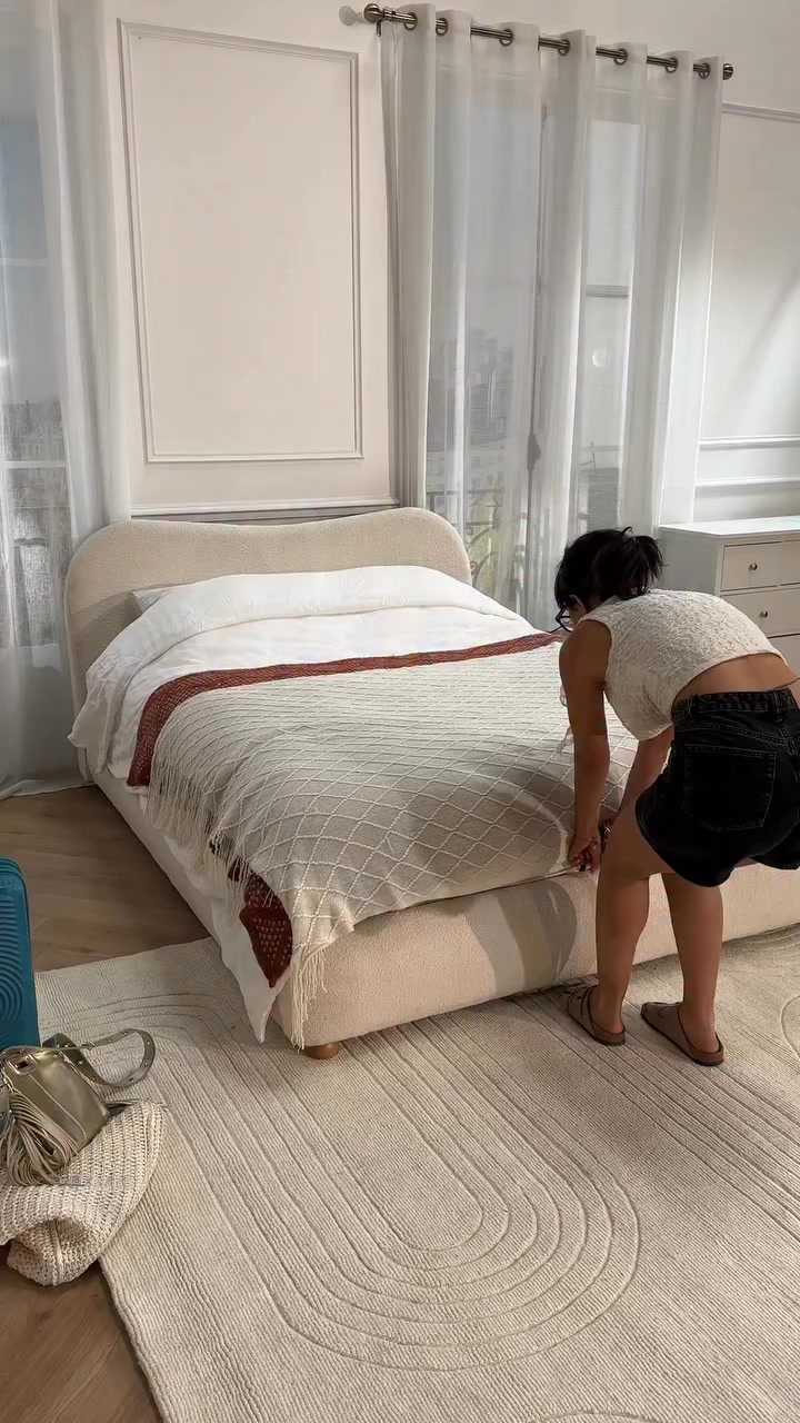 Vente-unique.com Facebook ad: Vous l’avez demandé… le lit coffre VANARI est…