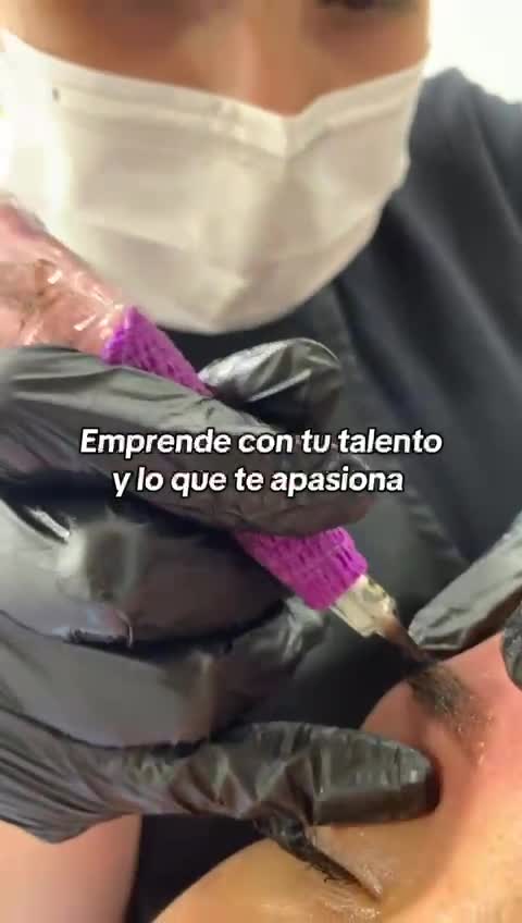 Queens Beauty Academy Facebook ad: ¡Asegura tu cupo inscribiéndote ahora!