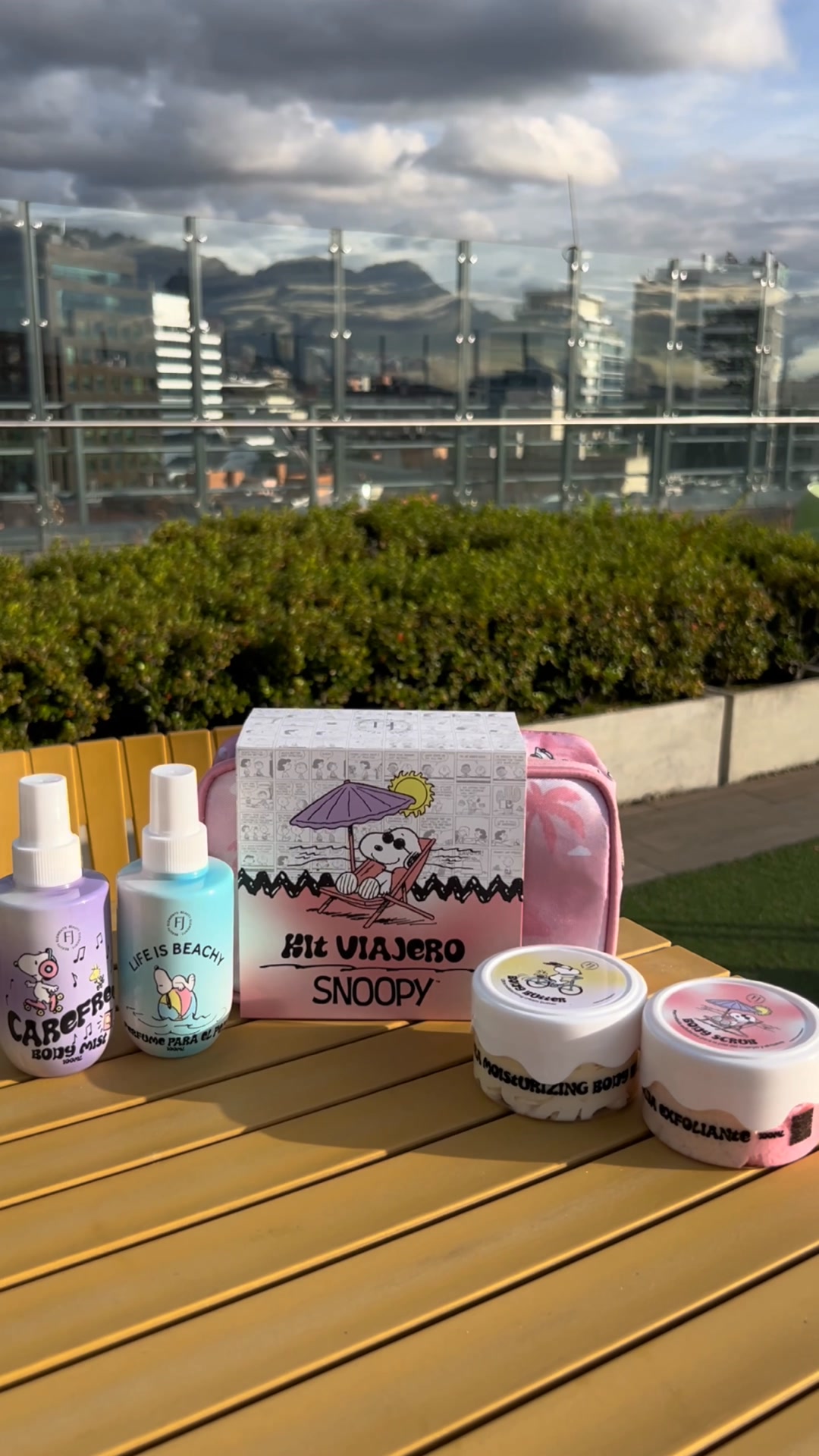 Filaj Beauty Elements Facebook ad: Kit Viajero FILAJ x Snoopy